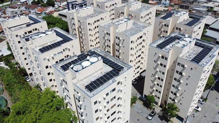edifício em Pernambuco com painéis de geração distribuição de energia solar que garantem redução na conta de luz