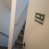 escadas de emergência com porta sinalizada