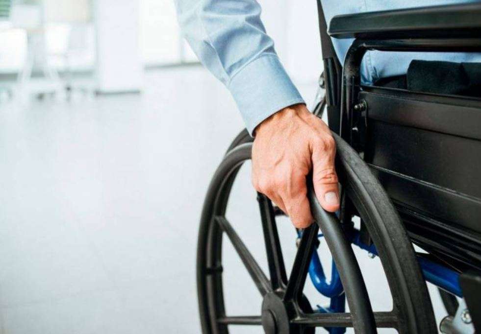 O módulo de resgate de usuário de cadeira de rodas deve ter 120m por 90cm e ser sinalizado nas rotas de fuga dos edifícios.