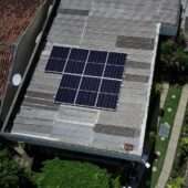 edifício em Pernambuco com painéis de geração distribuição de energia solar que garantem redução na conta de luz