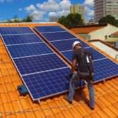 painéis de energia solar sendo instalados em telhado de empresa de Pernambuco