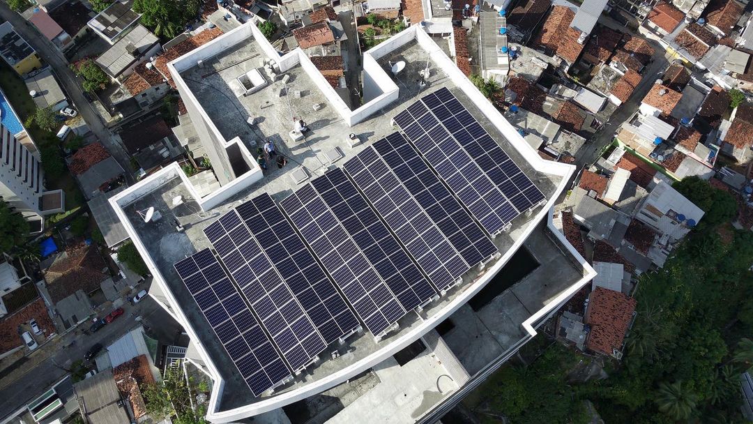 investimento: Painéis de energia solar em prédio de Pernambuco
