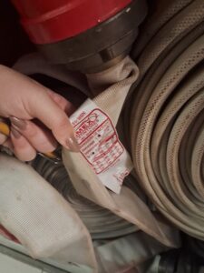 Inspeção de validade de mangueiras garantindo a segurança contra incêndio em condomínios.