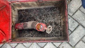 Hidrante de recalque do sistema de segurança contra incêndio em condomínios precisando de manutenção preventiva.