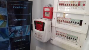 Painel eletrônico do sistema de alarme para segurança contra incêndio em condomínios.