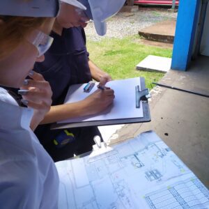 Engenheiras GT Fire analisando projeto para alvará para eventos no Corpo de Bombeiros