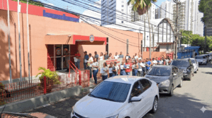 fila no Corpo de Bombeiros para alvará para eventos juninos sobrecarregados.