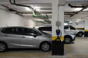 Carros elétricos em condomínios sobrecarregando garagem