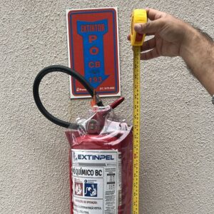 Detalhe de inspeção técnica de extintores seguindo as normas do COSCIP em Pernambuco.