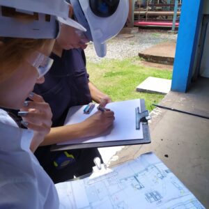 Engenheira da GT Fire analisando projeto de proteção contra incêndio para aprovação no CBMPE.