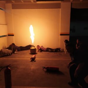 Treinamento prático de brigada de incêndio realizado pela GT Fire para funcionários e moradores.